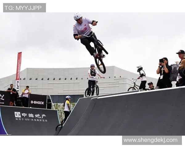 上海极限运动嘉年华滑板队灵活性展现精彩瞬间与竞技魅力