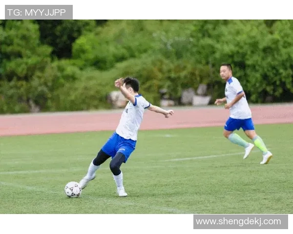 聊侃足球：深入分析各大联赛动态与球员表现的精彩讨论